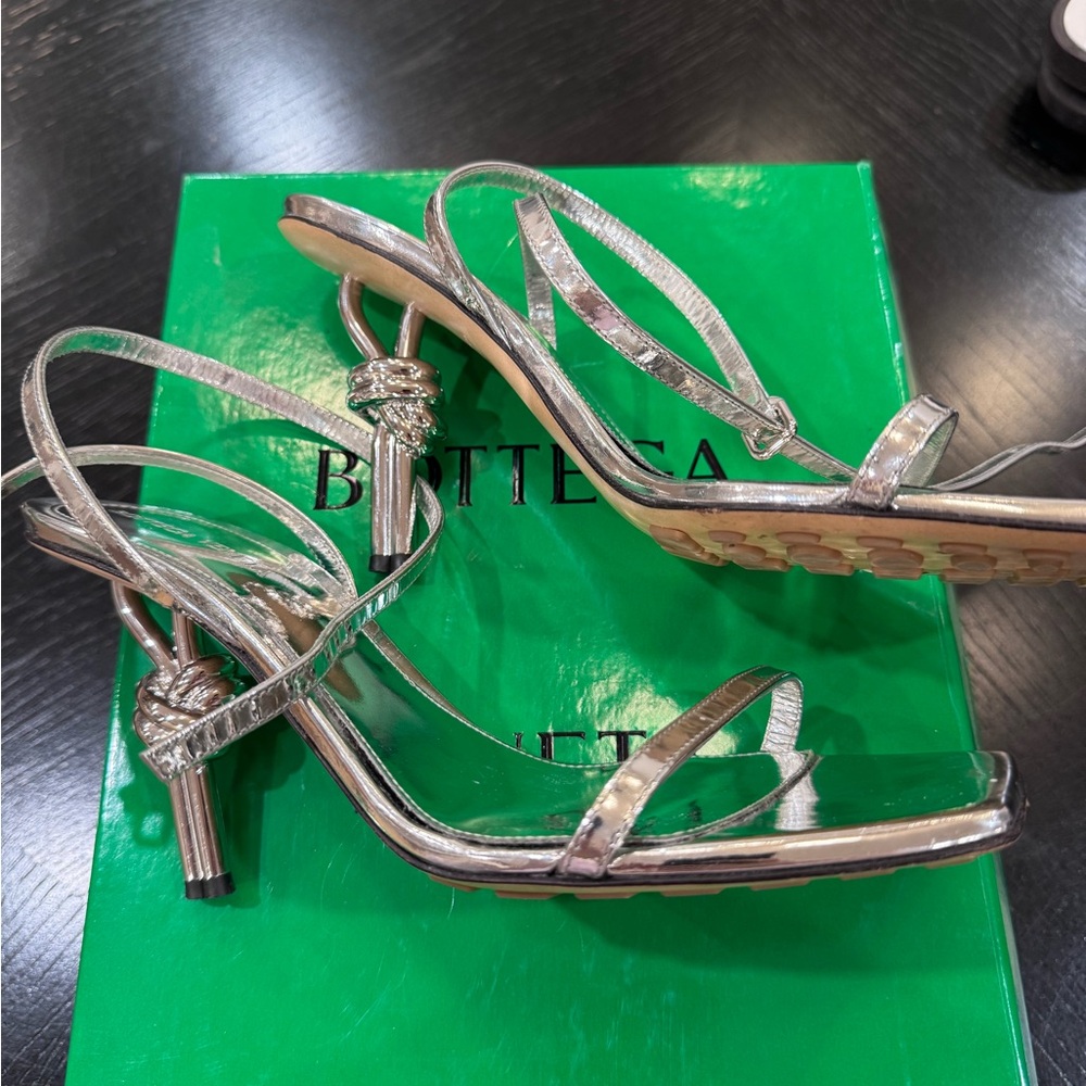 BOTTEGA VENETA 40 Silver knot heel sandals square toe tie up excellent condition